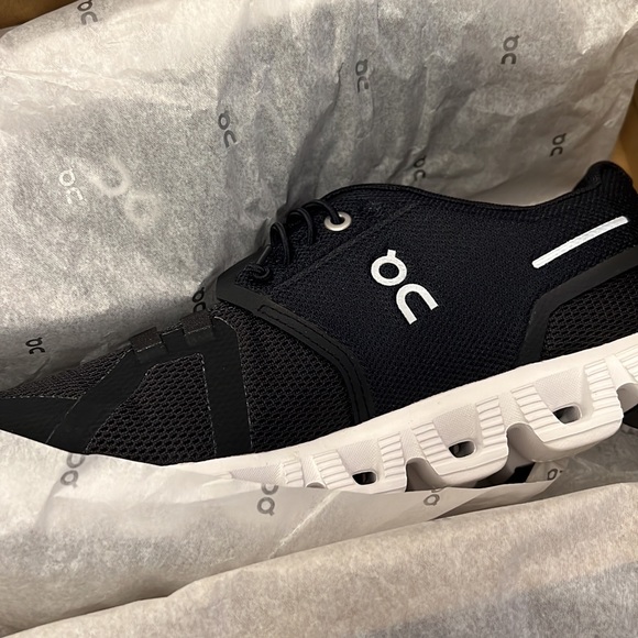 On Running Shoes - 7.5W BNIB ON CLOUD 5 SHOES | BLACK AND WHITE